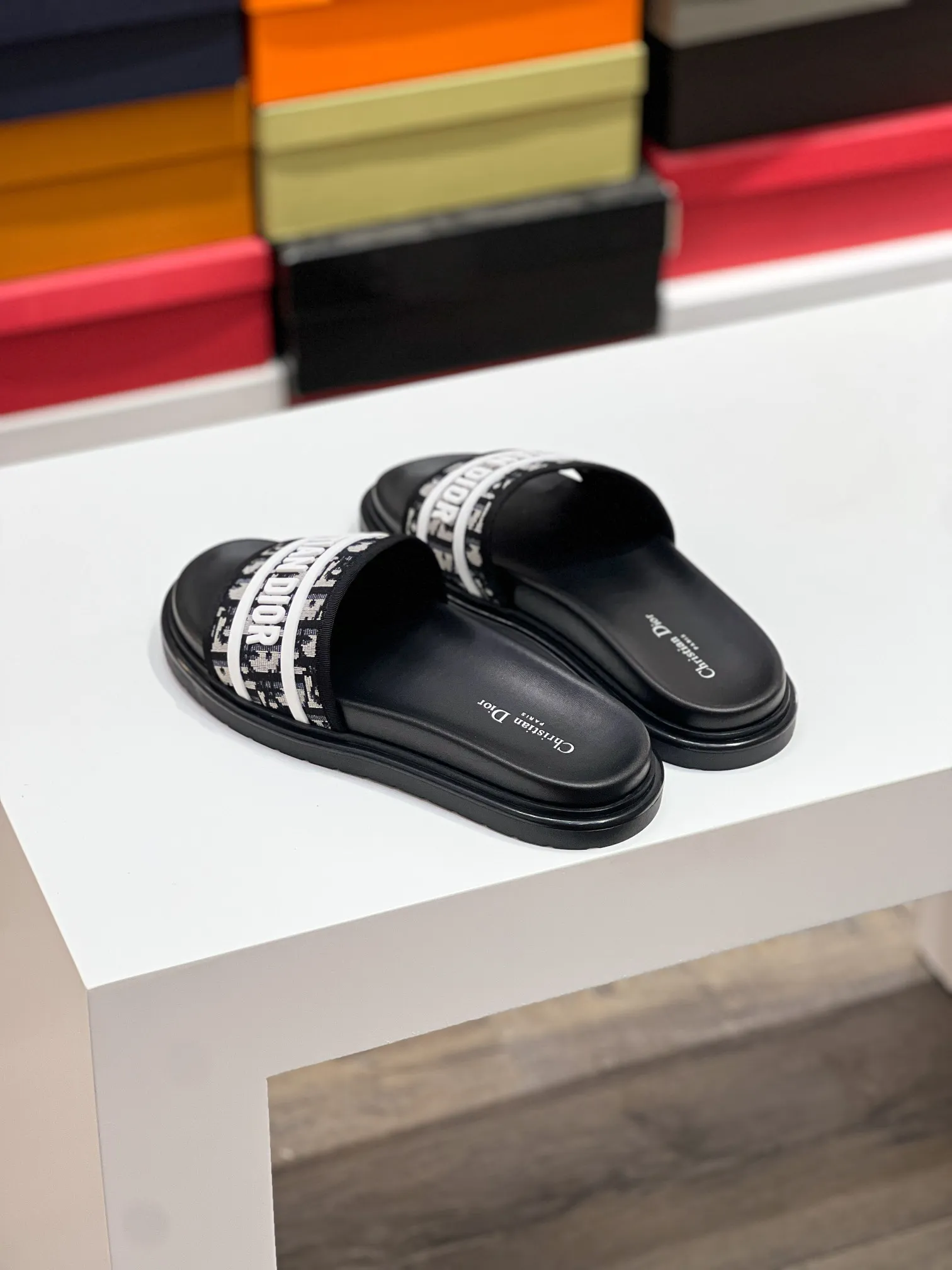 Men's men's shoes💰320【DIOR】🐝🐝Top version. 2024ss Dior’s latest men’s slippers are a must-have. Dior Alias ​​Men's Genuine Leather Slippers This summer new Alias ​​sandal embodies a casual and elegant style. Carefully crafted from grained cow leather and Oblique printed fabric, with cowhide lining! Cross-strap design with metal-clad brass CD Diamond logo. The imported cowhide leather and rubber sole adds sophistication and comfort, while Oblique print-effect anti-slip panels add style. Size39-44 (customized at 38.45)